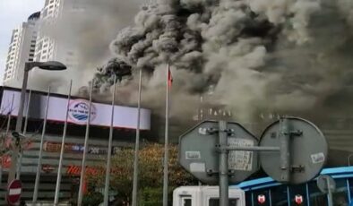 İstanbul’ da AVM yangını