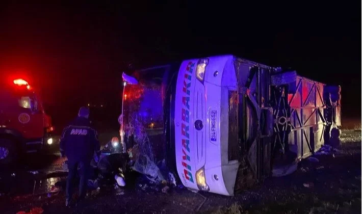 Diyarbakır’ da feci kaza! 5 kişi öldü, 22 kişi yaralandı