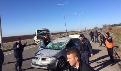 Bariyerlere çarpan otomobilin sürücüsü hayatını kaybetti