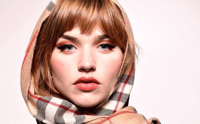 Dizi oyuncusu takipçilerine transparan pozlarını paylaştı