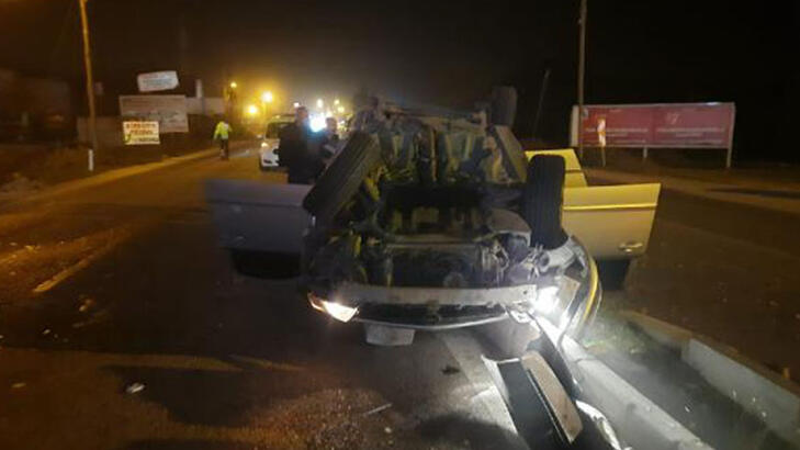 Adana’ da minibüsle ile otomobil çarpıştı: 13 kiş yaralandı