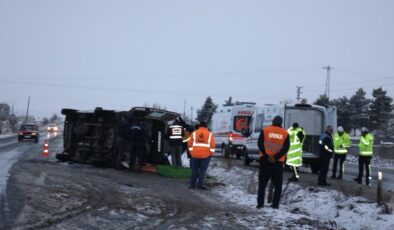 Tarım işçilerini taşıyan minibüs kaza yaptı: 1 kişi öldü, 13 kişi yaralandı