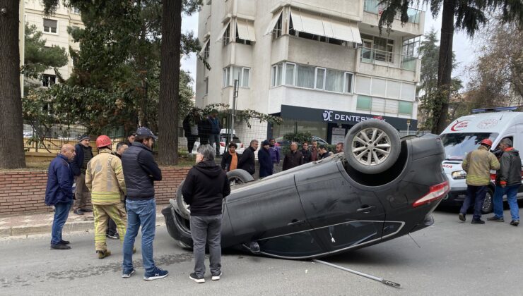 Kadıköy’ de korkutan kaza: Yaşlı sürücü, yayayı araçla ağaç arasına sıkıştırdı