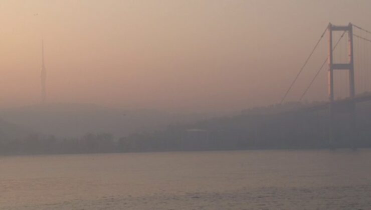 İstanbul yılın ilk gününe yoğun sisle uyandı: Boğaz trafiğe kapıldı, gemi seferleri iptal edildi