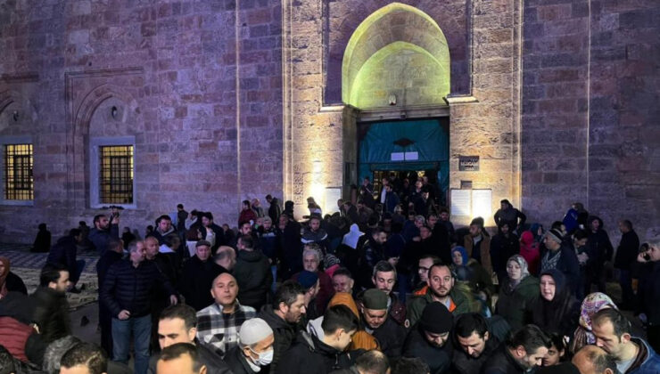 Yeni yılın ilk sabah namazında binlerce insan camilere akın etti