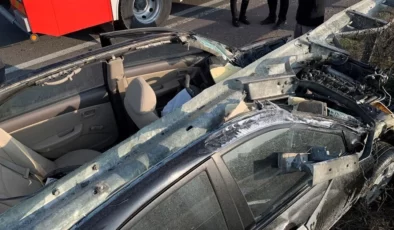 Bariyerlere ok gibi saplanıp hurdaya dönen araçta sağ çıktı