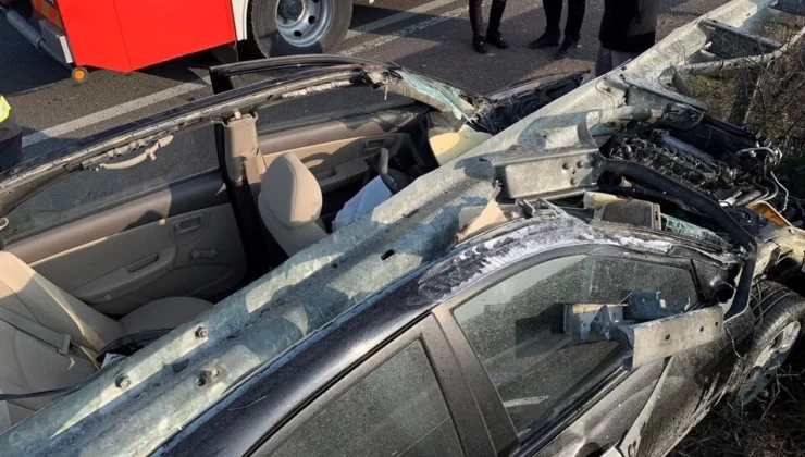 Bariyerlere ok gibi saplanıp hurdaya dönen araçta sağ çıktı