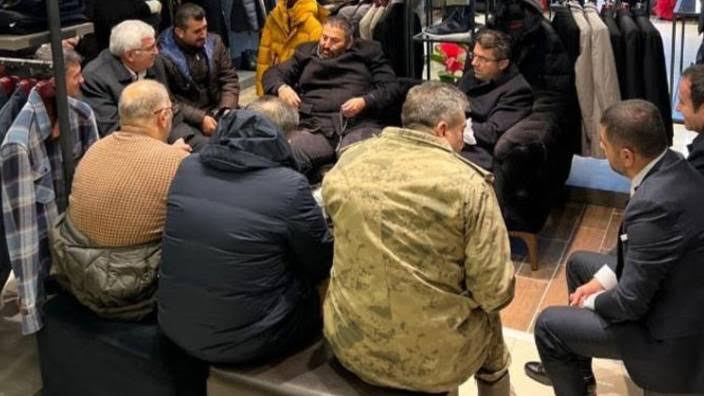 Binali Yıldırım’ ın oğlu Erkam Yıldırım’ ın, vali ve jandarma komutanı karşısındaki oturma şekli tepkilere neden oldu