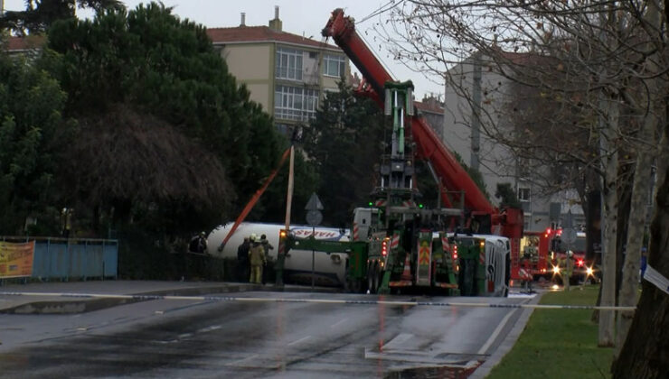 Bakırköy’ de devrilen tırın kapattığı yol trafiğe açıldı