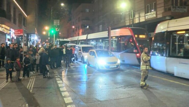 Zeytinburnu’ nda tramvay otomobile çarptı