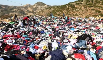 Tırlar dolusu kıyafetleri yol kenarlarına döktüler