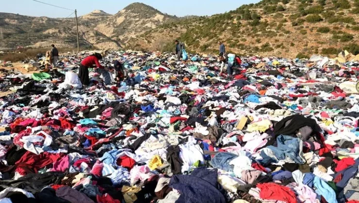 Tırlar dolusu kıyafetleri yol kenarlarına döktüler