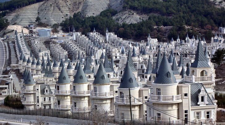 Kilise mimarisi ile tepki çeken şato villaları depremzedelere açılacak mı?