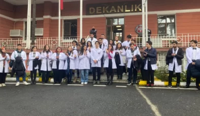 Doktor adayları eğitime ara verilmesini protesto etti