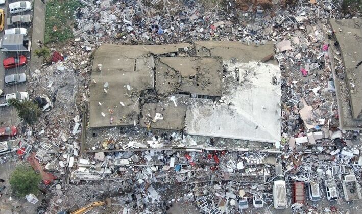 Yaptığı konutlar depremde yıkılan müteahhit AK Partili başkan görevden alındı