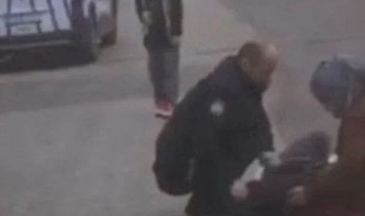 Polislerin yanında boşandığı eşini bıçaklayarak öldürdü