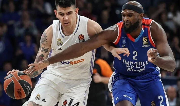 Anadolu Efes son anda Real Madrid’ i devirdi