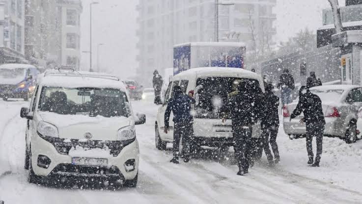 Hava sıcaklığı aniden düşecek: İstanbul dahil 24 ilde kar yağışı bekleniyor