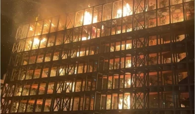 İzmir’ de 8 katlı binada yangın çıktı