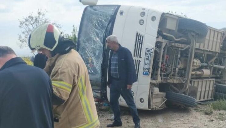 Servis minibüsü kamyonlu çarpıştı: 22 öğrenci yaralandı