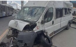 Servis minibüsü iki otomobile çarptı: Çok sayıda yaralı var
