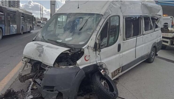 Servis minibüsü iki otomobile çarptı: Çok sayıda yaralı var