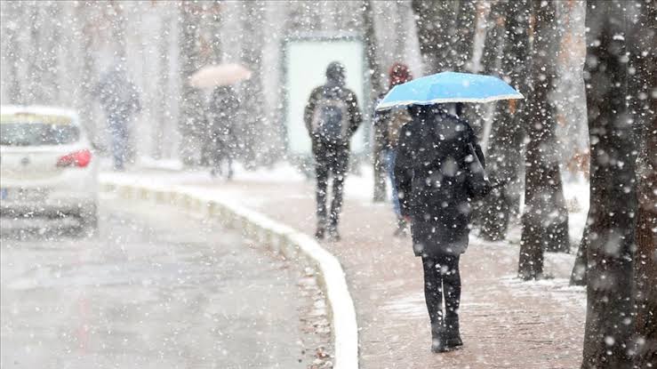 Türkiye yağışlı havanın etkisinde: İstanbul’ a karla karışık yağmur