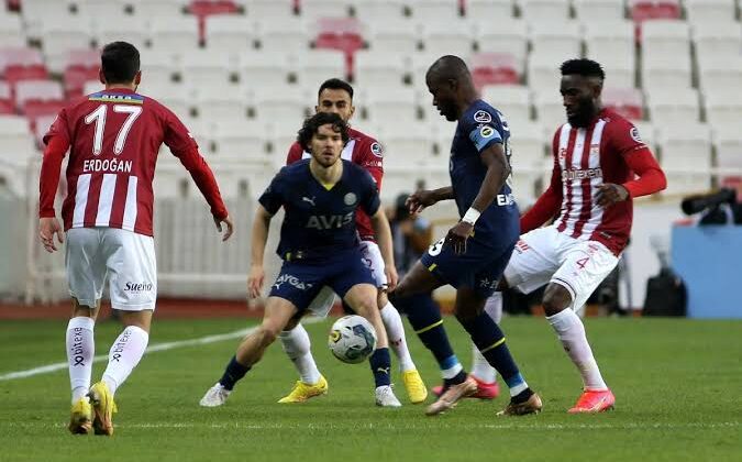 Türkiye Kupası’ nda yarı final heyecanı: Sivasspor – Fenerbahçe  maç saat kaçta, hangi kanalda? Maç şifresiz mi yayınlanacak?