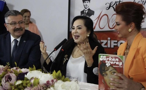Türkan Şoray, kitap fuarında şarkı söyledi