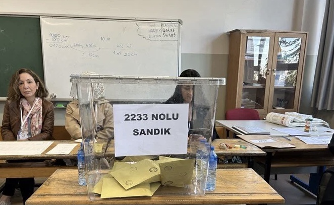 Seçim sonuçlarının en erken belli olacağı mahalle oyunu kullandı