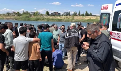 Toplarını almak için nehre atlayan 3 çocuk kayboldu