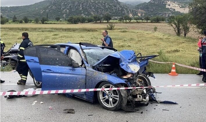 Otomobiller kafa kafaya çarpıştı: 5 kişi öldü, 5 kişi yaralandı