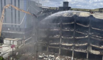 Başakşehir’de yanan iş yeri yıkılıyor