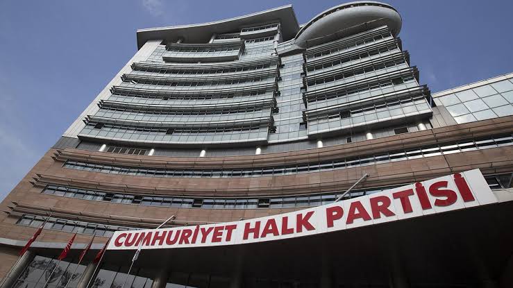 CHP’de radikal karar: Bütün danışmanlar kapı önüne konuldu