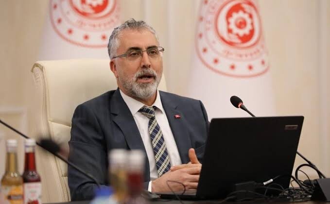 En düşük memur maaşının 22 bin liraya çıkarılacak olmasından  sonra gözler emekli maaşlarına çevrildi