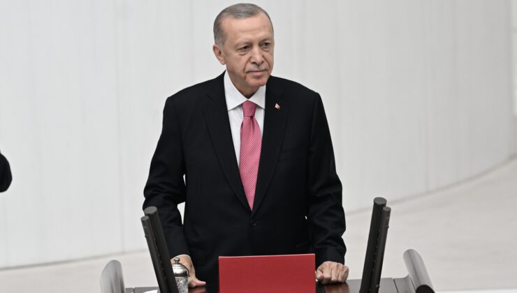 Yeni dönem resmen başladı: Cumhurbaşkanı Erdoğan, yetki belgesini alarak yemin etti