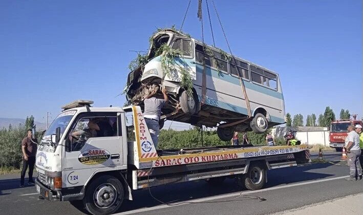 Afyonkarahisar’da katliam gibi kaza! 6 kişi öldü, 8 kişi yaralandı