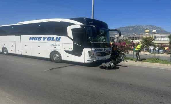 Otobüs, motosikleti ezdi: 2 turist hayatını kaybetti
