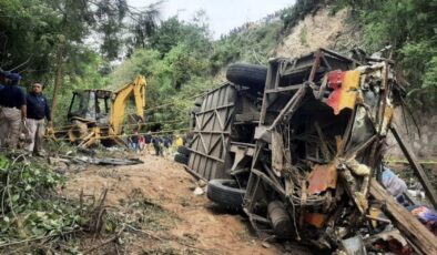 Yolcu otobüsü şarampole uçtu: 27 kişi öldü, 17 kişi yaralandı