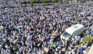 Kilometrelerce yoğunluk oluştu, yüzbinler son yolculuğuna uğurladı