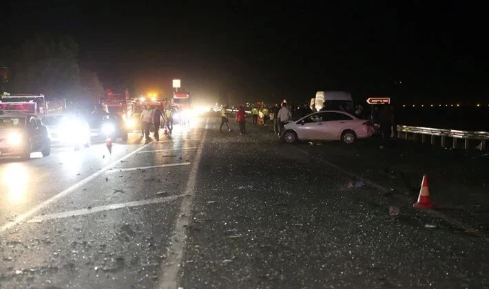 Muş – Bingöl karayolunda feci kaza! 3 kişi öldü, 8 kişi yaralandı