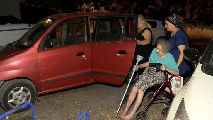 Ev sahibi, kirasını ödemediği gerekçesiyle  95 yaşındaki yaşlı kadını sokağa attı