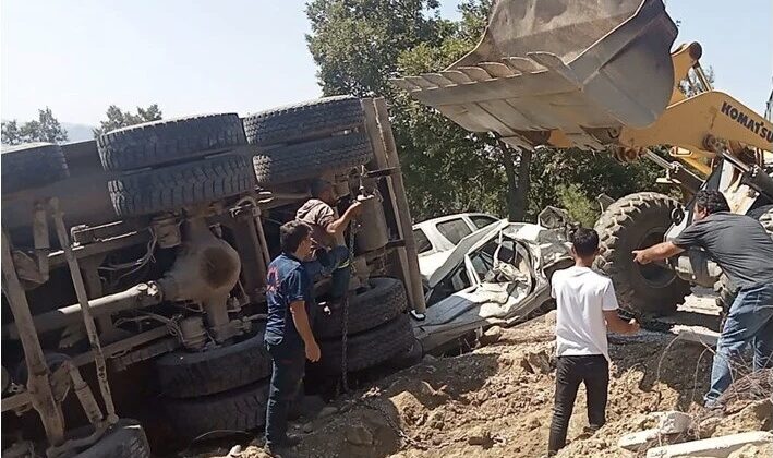 Kamyon cenaze namazı kılanların içine daldı: 4 kişi öldü, 25 kişi yaralandı