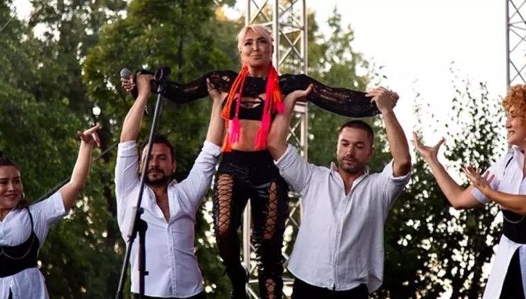 Yonca Evcimik yeni yaşına özel pozlar verdi