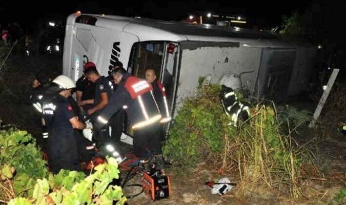Yolcu otobüsü üzüm bağlarına uçtu: İlk belirlemelere göre çok sayıda yaralı var