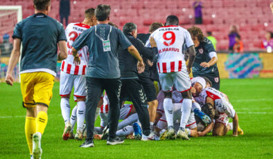 Samsunspor ilk kez kazandı, futbolcular ve taraftarlar sevinç yumağı oldu