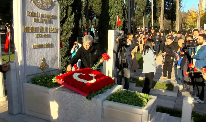 Milli Şairimiz Mehmet Akif Ersoy, sene-i devriyesinde mezarı başında anıldı