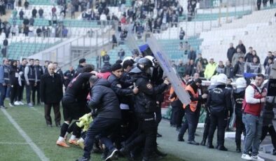 Bursaspor – Diyarbekirspor maçında saha karıştı: Tam 6 kırmızı kart çıktı