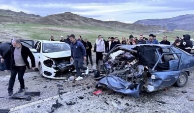 İki otomobil çarpıştı: 3 kişi öldü, 3 kişi yaralandı