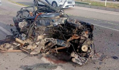 Feci kazada otomobil ikiye bölündü: 2 kişi öldü, 3 kişi yaralandı